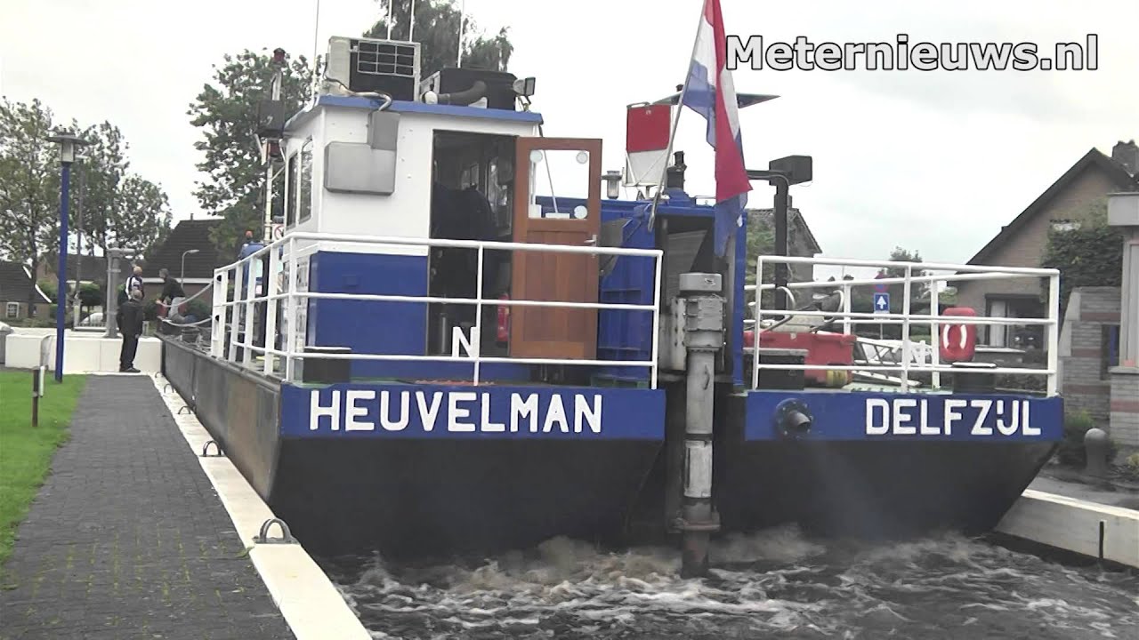 Baggerschip vast in sluis Noordscheschut/Hoogeveensche vaart