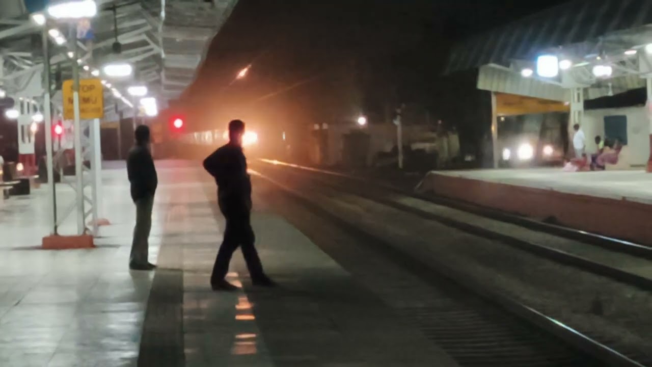 22413 Madgaon Rajdhani Express overtake Flying Ranee SF at Navsari on MPS