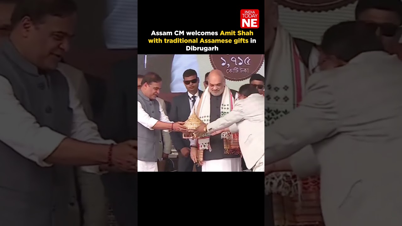Главный министр Ассама приветствует Амита Шаха традиционными ассамскими подарками в Дибругаре.
