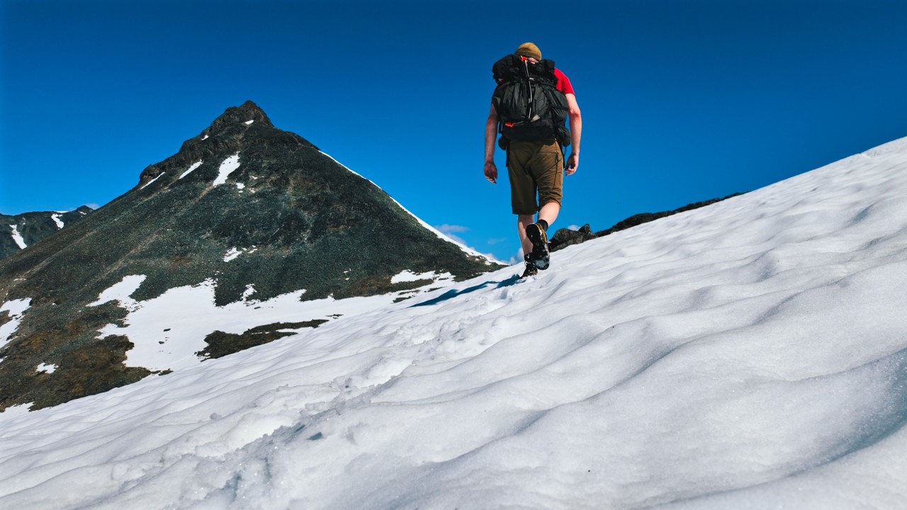 Hiking Alone in Jotunheimen Norway. Climbing Kyrkja Peak from Leirvassbu July 2025 