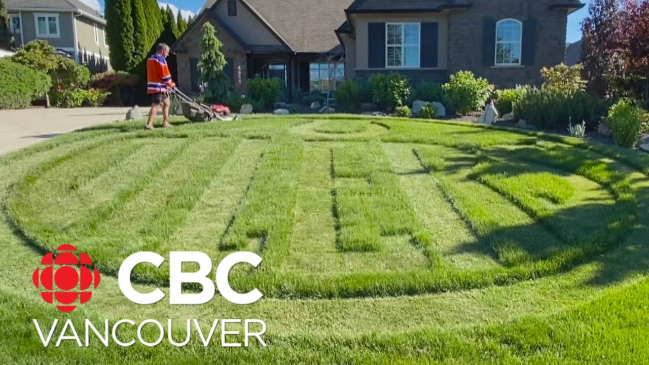 Kelowna, B.C., man shows love for Edmonton Oilers by mowing logo onto his lawn