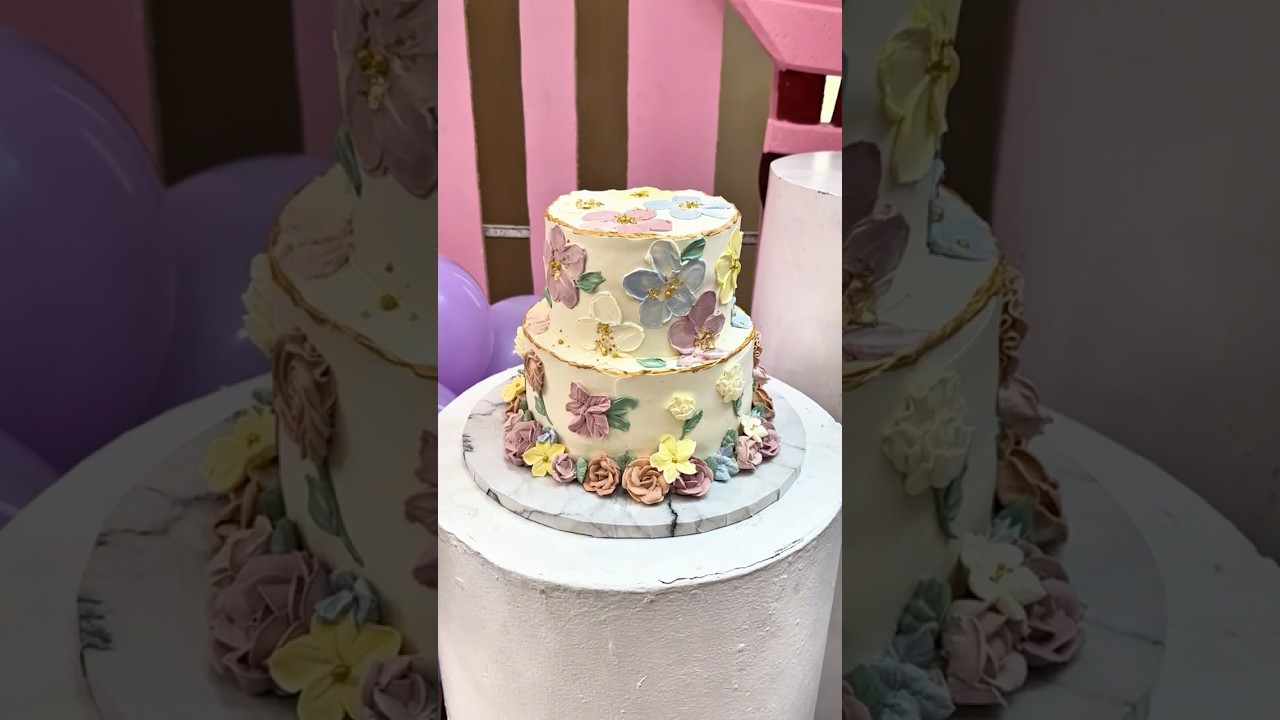 This birthday cake looks like it’s straight out of a fairytale! 🧚🏻‍♀️✨ 