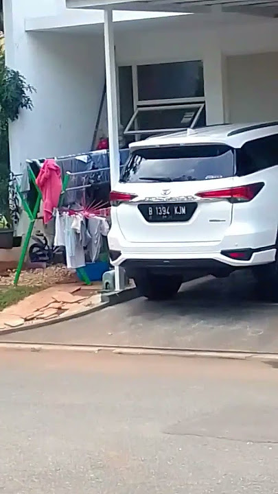 ADA fortuner putih dan avansa