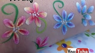 COMO PINTAR  FLORES CON TRES COLORES A LA VEZ ( PINTACARITAS ) . - FACEPAINTING TIPS