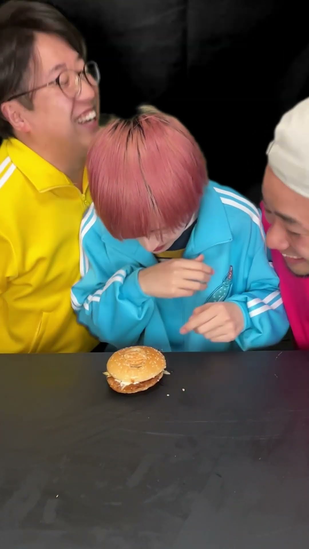 【手使用厳禁】照り焼きマックを３人で食べろ!!!!www