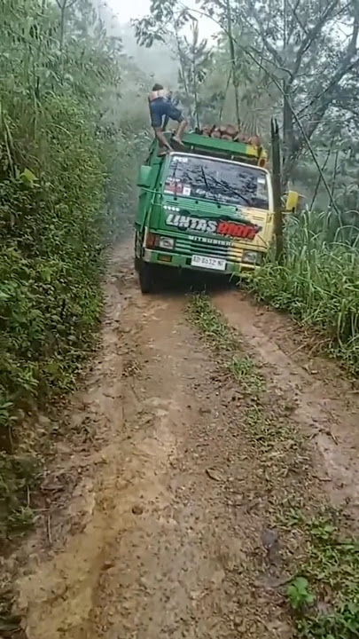 Detik detik truk terguling masuk jurang