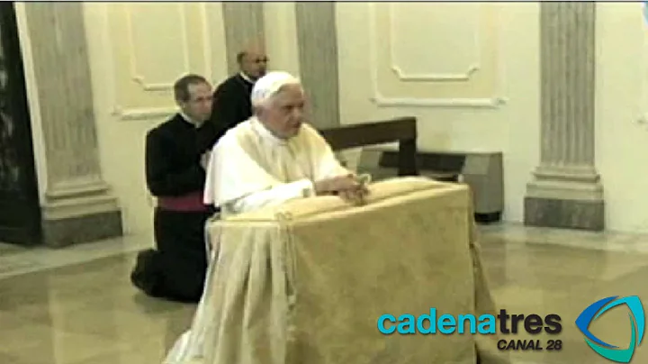 Benedicto XVI le rez a Celestino V, uno de los pap...