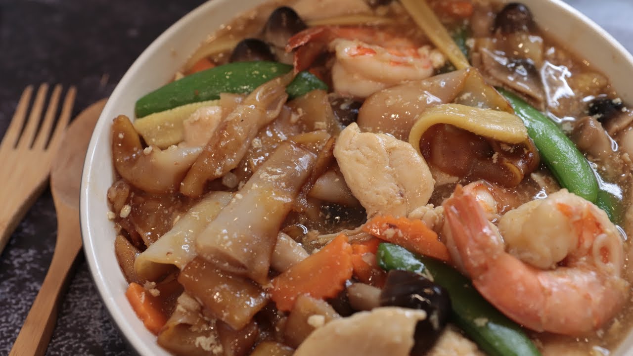 Thai Lad Na / Gravy noodle recipe & How to make fresh rice noodle YouTube