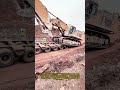 大型掘削機を大型トラックに積み込む：輸送用大型鉱山掘削機の積み込み手順の詳細