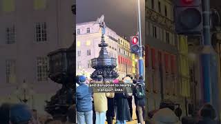 Man Climbs Statue In The Middle Of London 😱