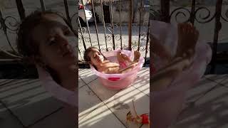 Banho De Mangueira E Balde Nesse Dia Ensolarada 05022023