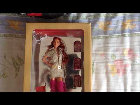 Video: Christian Labutin Barbie ilə oynadı