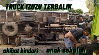 TRUCK IZUZU MENDADAK TERGULING AKIBABAT HINDARI ANAK SEKOLAH DAN REM BLONG