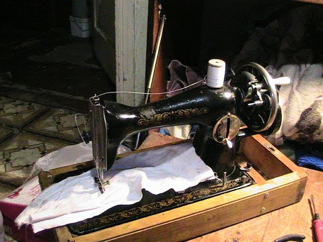 Настроить старую ручную швейную машинку. Швейная машинка Зингер Подольск. Швейная машинка Подольск 2м. Починка швейной машинки. Швейная машинка ручная Подольская Зингер.