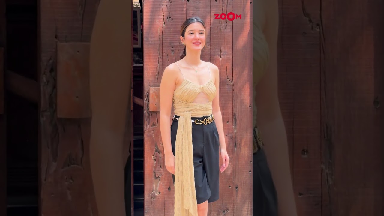 Shanaya Kapoor turns heads in STYLISH dress as she Poses for Paps #shorts #shanayakapoor
