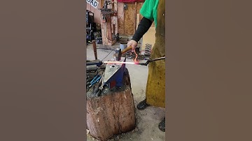 Drawing a spike out for a fireplace poker. #crazytrainforge #bladesmith