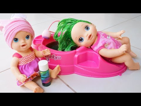 BABY ALIVE GABI PINTA O CABELO DA BABY ALIVE HORA DO PASSEIO NO SALÃO DE BELEZA