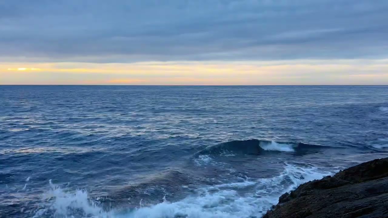 Morning Sea Energy · Gentle Waves & Soft Sunrise | Atmospheric Coastal Video (15 min)