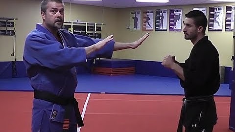 How to defend against a street fight punch / avoid a one punch knockout - Victor Marx