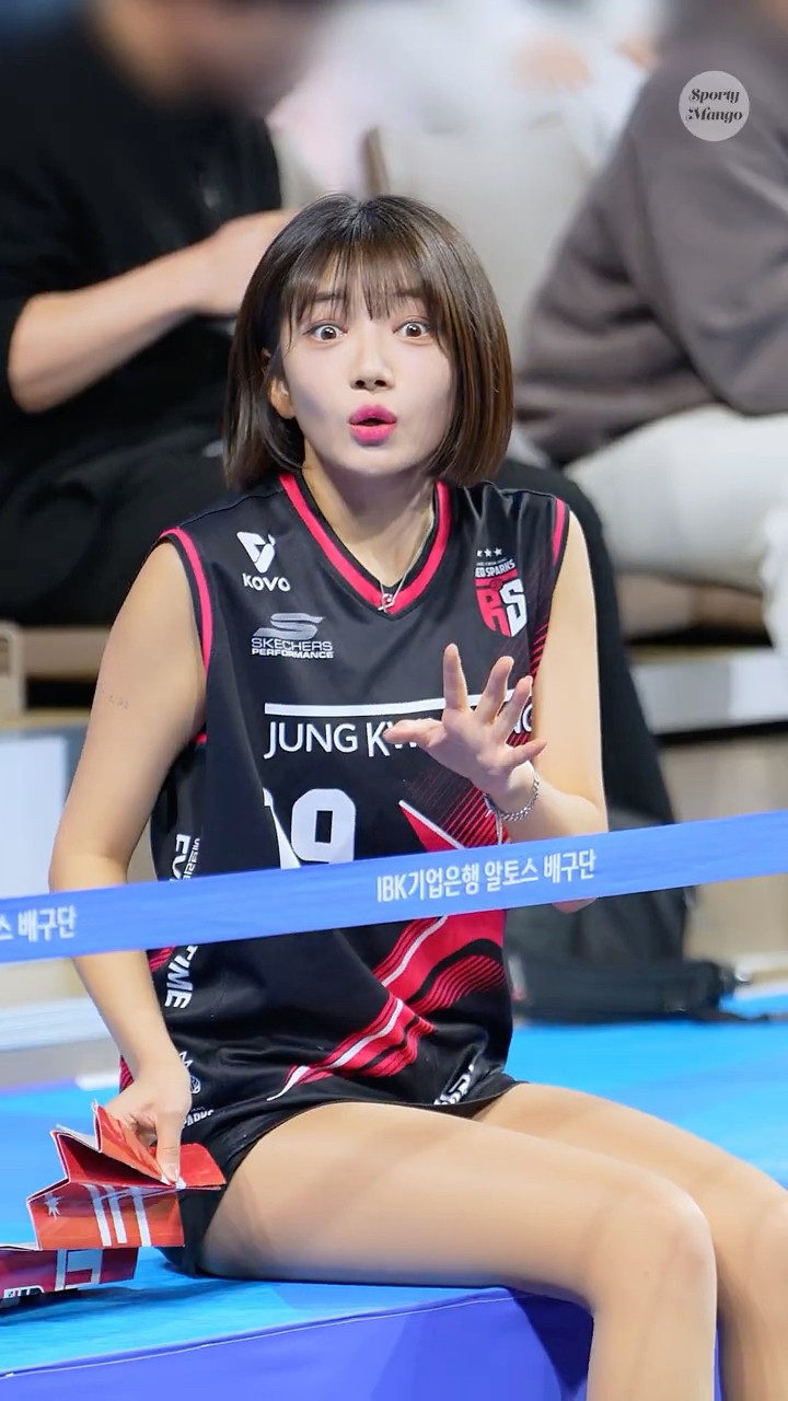 Cheerleader Park So-young was surprised while drinking water.
