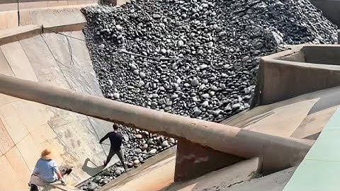 Barge unloading 4500 tons of cobblestone - part 2 - Vlog of work on the barge