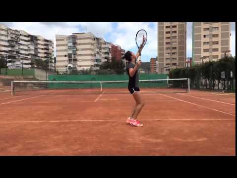 Lara Arruabarrena doet een tennis trick (2016)