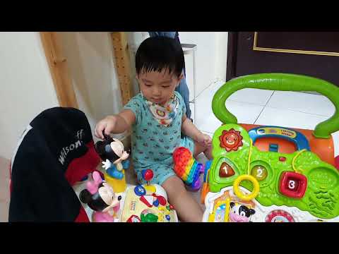 咚咚寶寶拿哥哥的玩具，坐在玄關秘密基地玩｜咚1y5m9d 桐8y2m