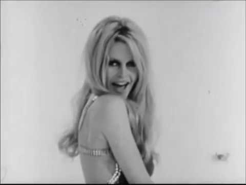 Brigitte Bardot chante « La Fille de paille » (1969) - 1