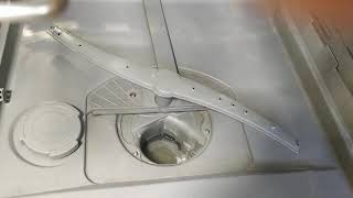 Посудомоечная машина моет плохо. Белые разводы на посуде. Посудомоечная не вымывает посуду.