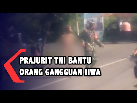 Viral Prajurit TNI Bantu Orang Gangguan Jiwa yang Telanjang di Tengah Jalan