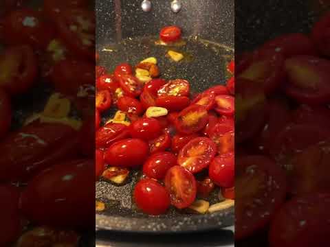 ألذ مكرونة سباغيتي بالطماطم الحمراء والثوم لذيذة و طعم رروعه ألذ مكرونة سباغيتي بالطماطم الحمراء والثوم لذيذة و طعم رروعه