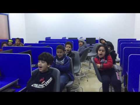 طالب بمدارس معالم الصفوة يعلم الطلاب طريقة إيقاف وتشغيل الكمبيوتر