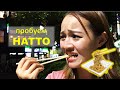 Японская еда. Китаянка Хелена пробует НАТТО - японские ферментированные соевые бобы. Улицы Токио.
