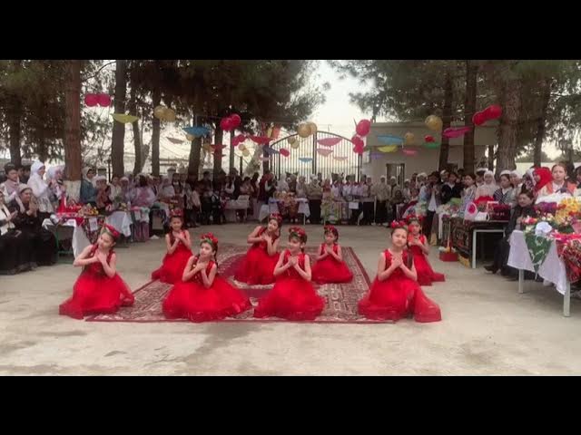 Олар автобуста бір оқушыны сипалап жүр