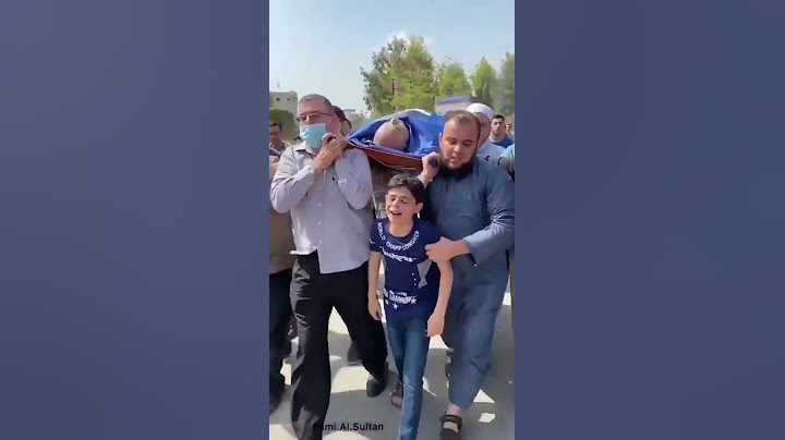 طفل يبكي الحجر بصراخه وهو يودع والده الشهيد