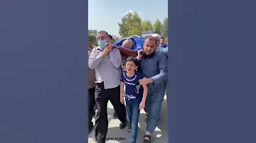 طفل يبكي الحجر بصراخه وهو يودع والده الشهيد 