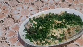 Рыба жареная в сметане с луком .