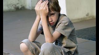 Мы увидели грязного и голодного мальчика, который хотел украсть у нас еду Мы увидели грязного и голодного мальчика, который хотел украсть у нас еду