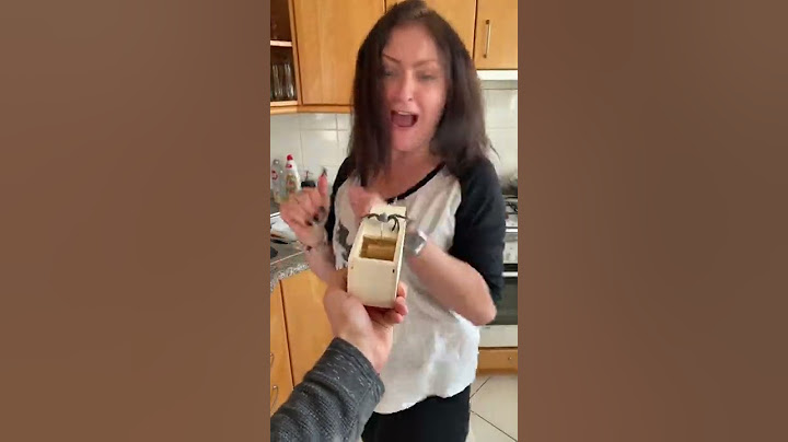 Prank with a fake spider on my wife! 🕷