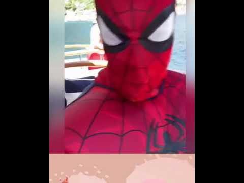 Thalía se disfraza de Spiderman - YouTube