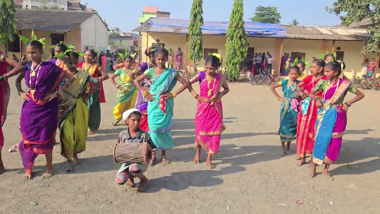 बिरसा मुंडा 150 वी जयंती निमित्त आदिवासी नृत्य सादरीकरण करताना विद्यार्थिनी🙏🙏🙏🙏🙏💐💐💐💐