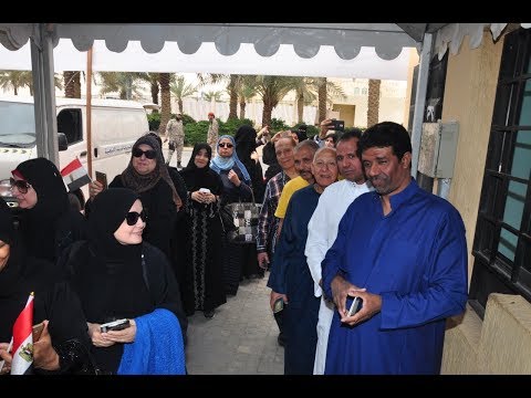 انتخابات مصر 2018 وقفة ل اتحاد طلاب جامعة المنصورة أمام إحدى اللجان لحث الناخبين على المشاركة