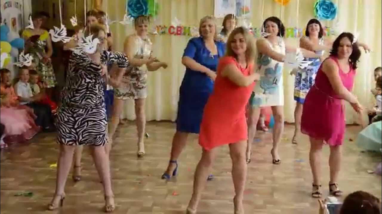 Танец на день матери. Танец с мамами с мамочкой красавицей. Танец для мамы на 8 марта. Танцы на праздник мам в детском саду. Танец с мамами с мамочкой красавицей.