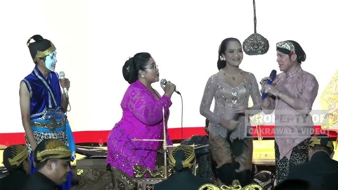 Uch azo bilan porno tomosha qiling Jinsiy porno yolgiz ayol tugaydi