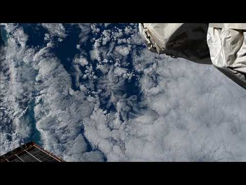 Vídeo: Un OVNI Largo Con Forma De Cigarro Acecha En Las Nubes Debajo De La ISS - Vista Alternativa