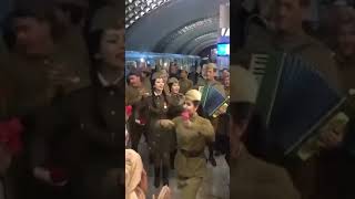 Посмотрите, Как Отмечают День Победы В Ташкентском Метро!