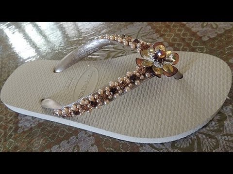 sandalia decorada com perola e strass