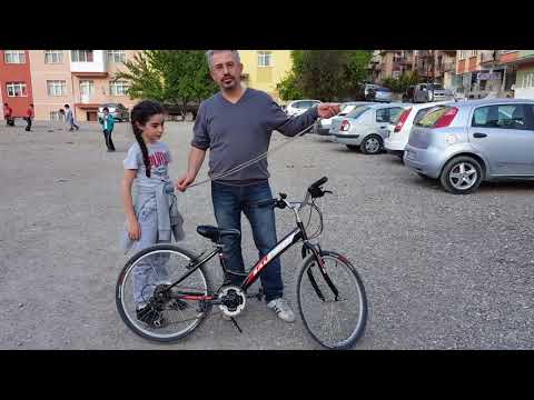 Video: Bir çocuğa Denge Bisikleti Sürmeyi öğretmek Nasıl