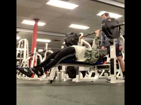 Guy reps out 225 and fails then spotter farts on his face