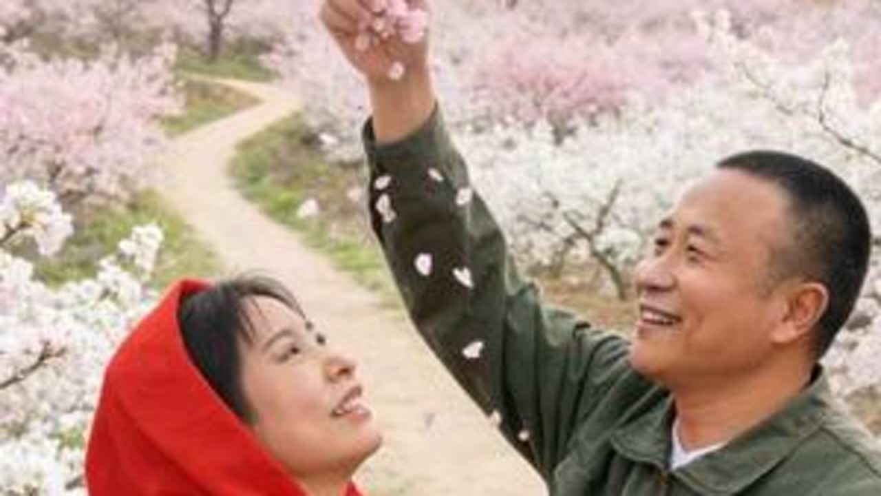 迷了三天三夜的秀芳终于缓缓睁开了眼，一开口，就把自己这些天受的委屈、遭的罪，一股脑儿全说了出来。这边王婶还热热闹闹带着人，准备给铁柱说门亲事，刚走到院门口，屋里突然传来一阵清脆又微弱的婴儿哭声...